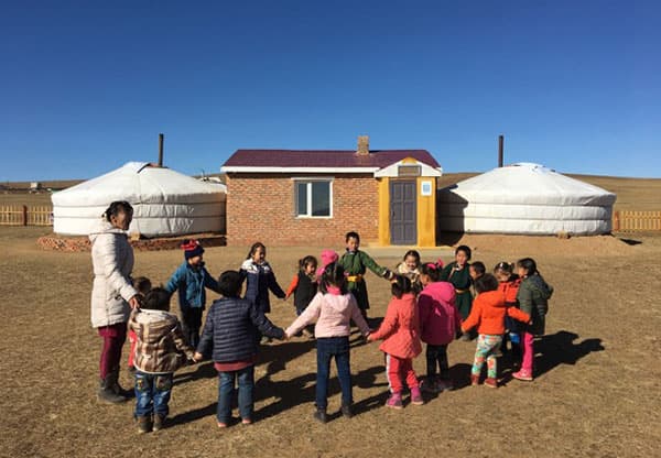 Pronto una escuela maternal Horseback para los niños de las estepas
