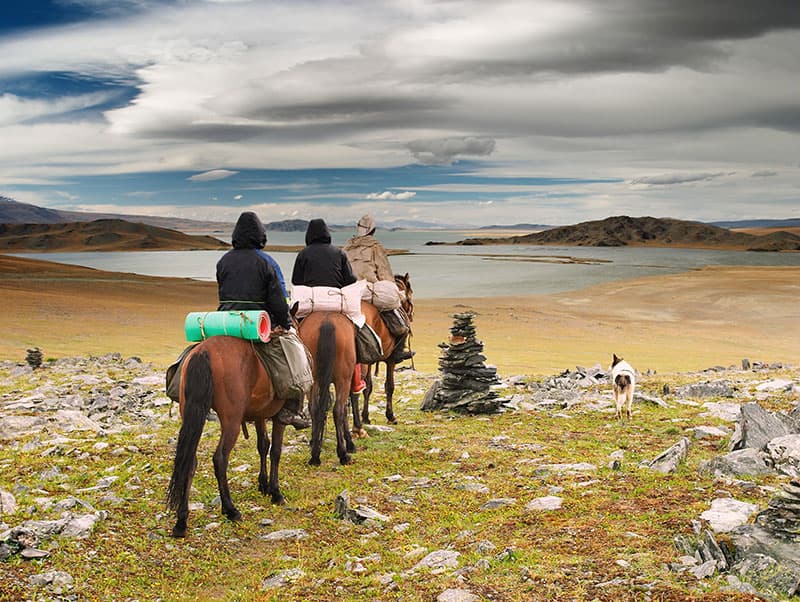 Cabalgata a caballo en las estepas de Mongolia