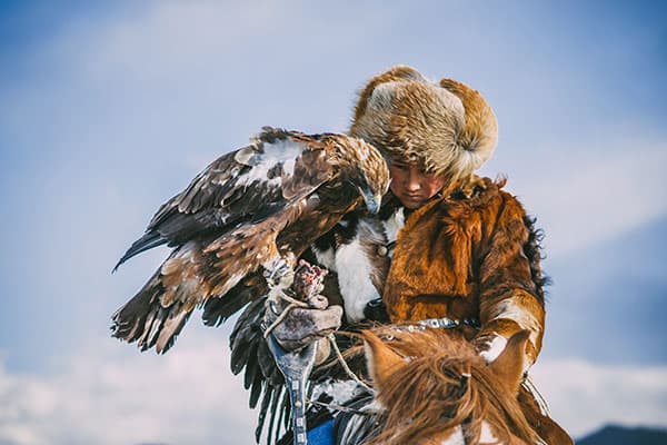 En Mongolia, la cetrería fascina a las mujeres jóvenes