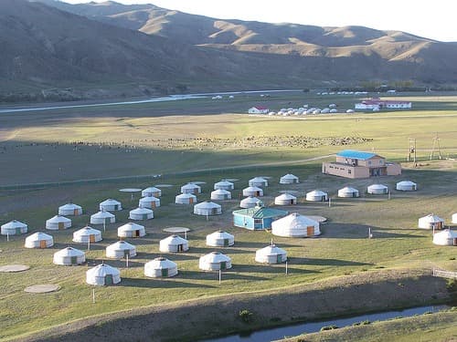 Campamento de yurtas Anar